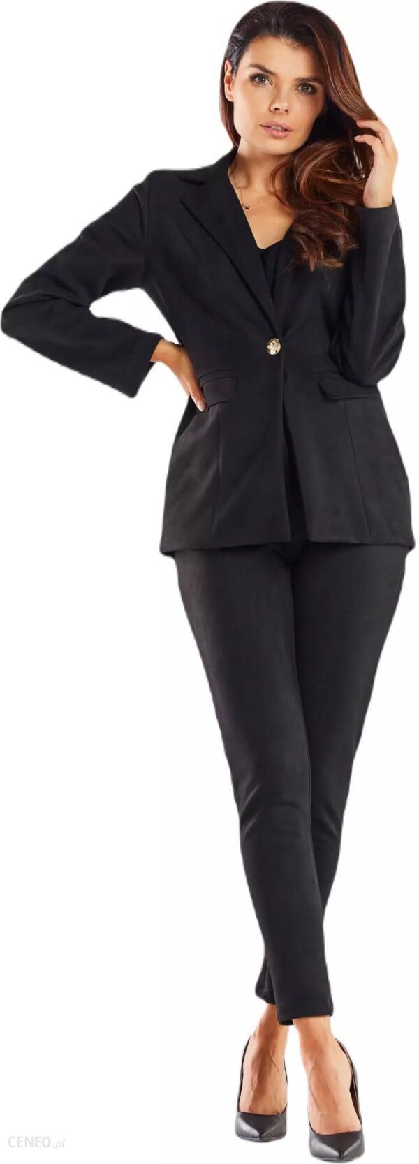 Zamszowy garnitur damski z wąskimi nogawkami